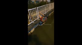 Caring man rescues distressed kitten from sluice gates in Bangkok