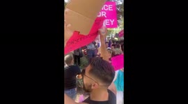 US: Britney Fans Celebrate Court Ruling To Remove Jamie Spears As Conservator 3