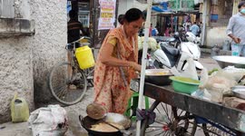 Indian street food: Women makes Kachri, the perfect crispy snack