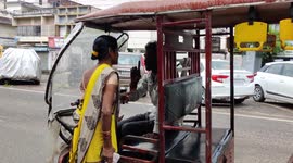 A brave Indian lady fight in middle the street with auto driver for extra charges