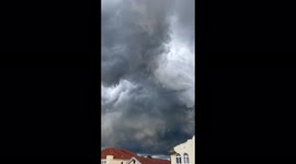 Intense, fast-moving storm with vicious clouds reaches Sydney