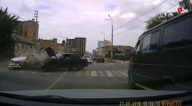 Ill-timed left turn causes chaotic car crash in Russia
