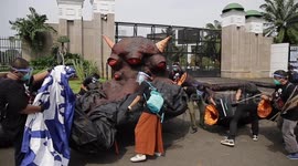 Greenpeace activists unveil bizarre oligarch figure outside Indonesian parliament