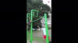 'Calisthenics athlete shows off slick combo during BRILLIANT Street Workout session'