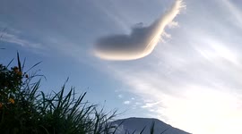 Fried-chicken-thighs-like clouds spotted in Indonesian sky