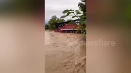 Flash floods brought by strong rainfall submerge temple in southern China