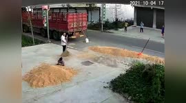 Boy escapes serious injuries after being run over by harvester in eastern China