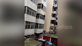 Chinese delivery man climbs onto third floor barehanded to hold 4-year-old hanging from window