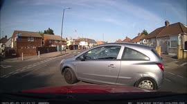 Reckless driver in London pulls out in front of two cars, almost causing a smash