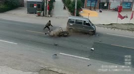 Chinese scooter rider luckily avoids injuries after being crashed into by minibus