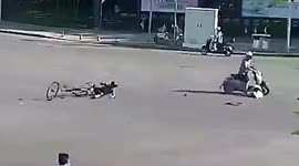 Helmet prevents serious injury as cyclist slams into motorcyclist on Chinese road