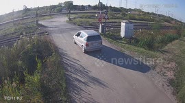 Motorist swiftly exits vehicle seconds before it is hit by oncoming train in Serbia