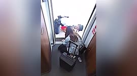Police officer rescues girl who fell into gap between platform and train in China