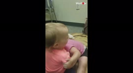'Mom catches her twin baby girls hugging each other *BEAUTIFUL MOMENT*'