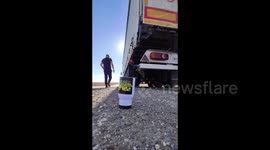 Creative trunk tractor driver from Belarus shares a very unusual method of making tea