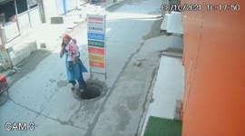 Dangerous! Mom on her cell phone falls into manhole while holding baby