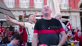 Aficionados ingleses del Liverpool de inglaterra celebran en la plaza mayor de Madrid antes del encuentro con el Atlético de Madrid