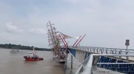 Brazilian Navy training ship crashes into the Ecuadorian port of Guayaquil