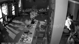 Chinese robbers flee as they encounter drunk owner after breaking into restaurant
