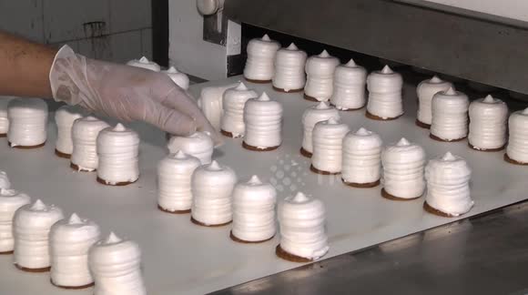 Satisfying footage shows Gaza factory producing traditional sweets
