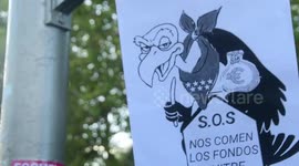 Aves carroñeras contra los fondos buitre en Madrid, España durante el III congreso nacional del