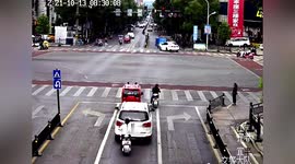 Distracted motorcyclist rear-ends car and smashes windscreen in southern China