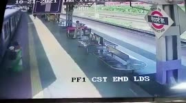 Lady falls while boarding train, gets pulled to safety in western India