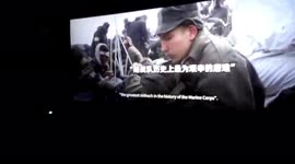 中学组织500名学生包场看长津湖,学生现场体验吃冻土豆,炒面粉