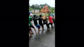 More than 40 come together to pull stranded bus out of submerged road in Kerala, India