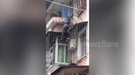 Brave man rescues elderly woman hanging from first-floor balcony in China