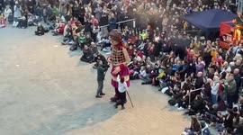 UK: Londoner Welcomes Giant Syrian Refugee Puppet ‘Little Amal’
