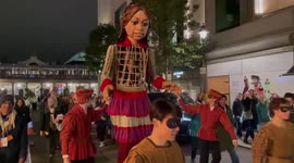 UK: Londoner Welcomes Giant Syrian Refugee Puppet ‘Little Amal’ 2