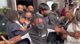 US: NYC Anti-Mandate Protesters Try To Storm Barclays Center