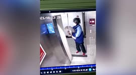 Chinese deliveryman prevents dog from being strangled after leash gets caught in elevator doors