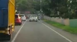 Dashcam capture Indonesian motorist kicking rearview mirror of overtaking car blocking his way