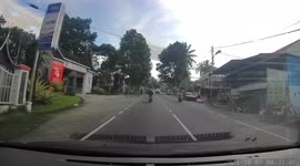 RAW 1: Dashcam capture motorist kicking rearview mirror of overtaking car blocking his way