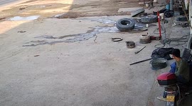 Inflating tire explodes in garage shop in China
