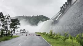 Huge dam surging during floods becomes unlikely Instagram spot with locals in Thailand
