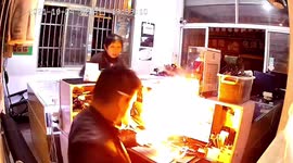 Apple's iPhone 6s explodes as repairman changes its battery in China