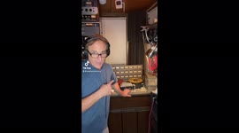 Music producer demonstrates how audio was edited back in the 70s before the 'computer age'
