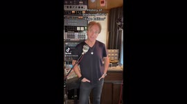 This is how '70s recording engineers recorded backing vocals when they ran out of tracks
