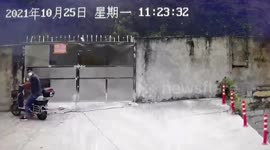 University canteen owner steals students' takeaways as he thought his business was affected in southern China