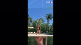 Cirque du Soleil artist impresses with head-turning cube manipulation act