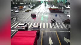 Scooter rider avoids injuries after being crashed into by car in China