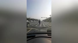 河南信阳  大妈斑马线上现迷之走位