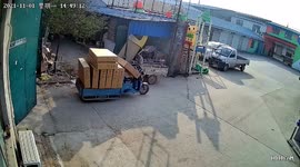 Unmanned vehicle drives off after goods fall onto handlebar in China