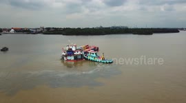 Drone dotage shows fishing trawler crash with cargo ship in Thailand