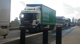 Building insulation lorry spotted on Southwark Bridge, delayed by Insulate Britain protesters