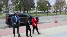Mother of Kyle Rittenhouse enters Kenosha court house for ongoing murder trial