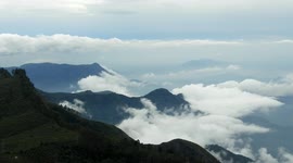Stunning blanket of clouds rolls over mountains in southern India